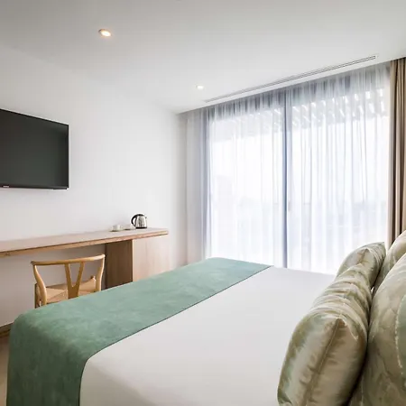 Barcelo Nura 산트 유이스